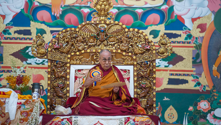 Sua Santità il Dalai Lama durante gli insegnamenti sulla Lode al sorgere dipendente, durante la cerimonia di inaugurazione del nuovo cortile per il dibattito del Monastero di Sera Mey a Bylakuppe; 21 dicembre 2017. Foto di Lobsang Tsering