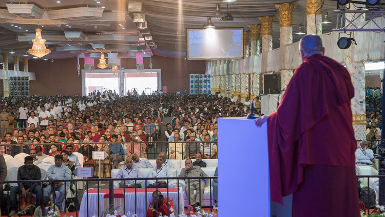 Sua Santità il Dalai Lama parla agli oltre 14.000 partecipanti al Giubileo d'argento del liceo Sesshadripuram a Bengaluru, 24 dicembre 2017. Foto di Lobsang Tsering