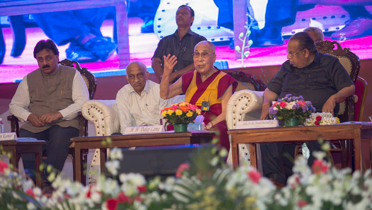 Sua Santità il Dalai Lama risponde alle domande del pubblico durante il suo discorso al Seshadripuram Group of Institutions Silver Jubilee a Bengaluru, 24 dicembre 2017. Foto di Lobsang Tsering
