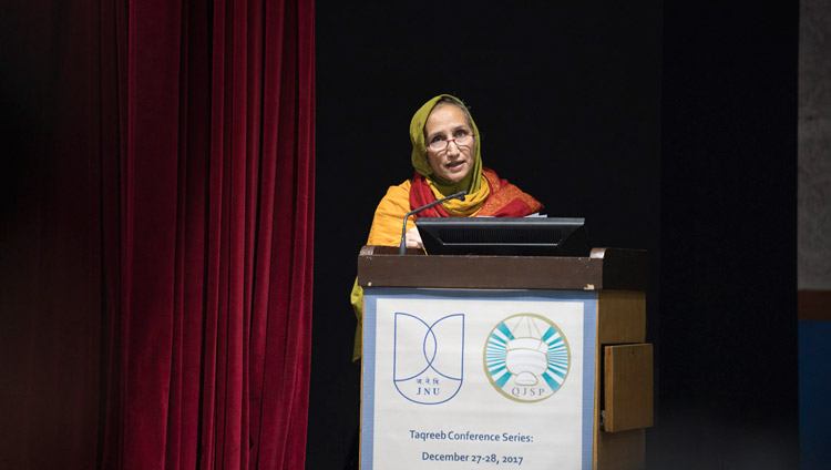 Tahera Qutbuddin, co-direttore del programma di borse di studio per il Giubileo di Qutbi, durante la conferenza interreligiosa presso la Jawaharlal Nehru University di Nuova Delhi, 28 dicembre 2017. Foto di Tenzin Choejor