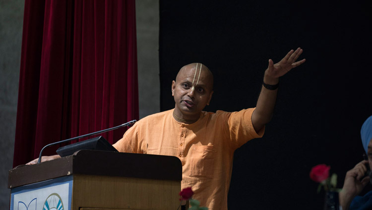 Shri Gaurgopal Das durante la conferenza interreligiosa all’Università Jawaharlal Nehru di Nuova Delhi, 28 dicembre 2017. Foto di Tenzin Choejor