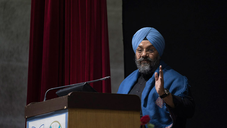 Sadar Manjit Singh si rivolge al pubblico durante la conferenza interreligiosa presso la Jawaharlal Nehru University di Nuova Delhi, 28 dicembre 2017. Foto di Tenzin Choejor