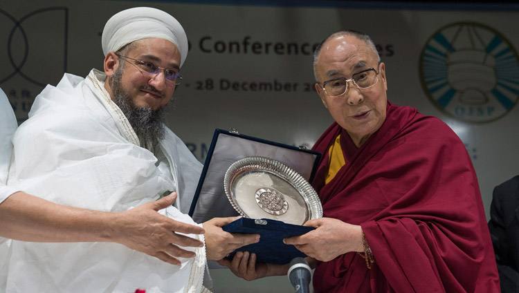Syedna Taher Fakhruddin Saheb ha consegnato il Premio Syedna Qutbuddin a Sua Santità il Dalai Lama durante la conferenza interreligiosa presso Jawaharlal Nehru University di Nuova Delhi, 28 dicembre 2017. Foto di Tenzin Choejor