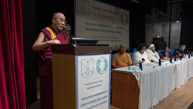 Sua Santità il Dalai Lama durante la conferenza interreligiosa organizzata presso l’Università Jawaharlal Nehru a Nuova Delhi, 28 dicembre 2017. Foto di Tenzin Choejor