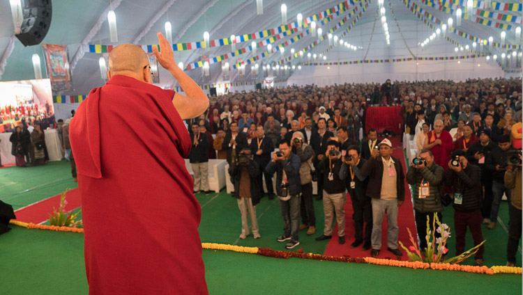 Sua Santità il Dalai Lama saluta il pubblico al suo arrivo nella sede del convegno “Mind in Indian Philosophical Schools of Thought and Modern Science” presso il Central Institute of Higher Tibetan Studies di Sarnath, Varanasi, 30 dicembre 2017. Foto di Lobsang Tsering