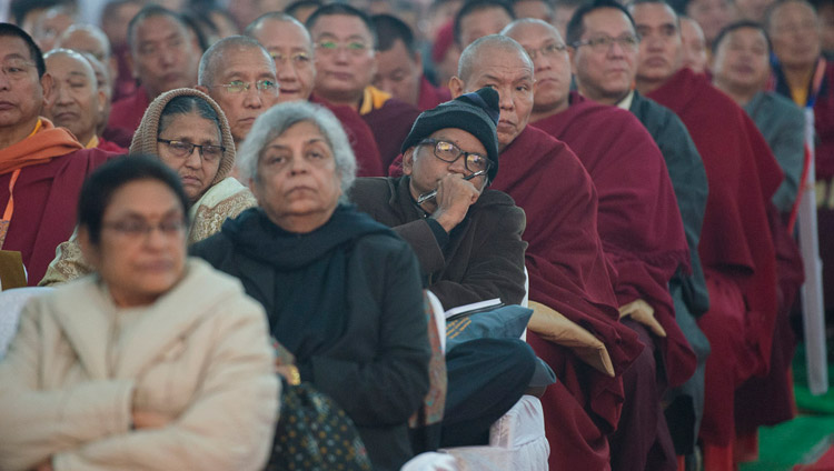 Il pubblico ascolta il discorso di apertura di Sua Santità il Dalai Lama durante la sessione inaugurale della conferenza “Mind in Indian Philosophical Schools of Thought and Modern Science” presso il Central Institute of Higher Tibetan Studies di Sarnath, Varanasi,  30 dicembre 2017. Foto di Lobsang Tsering