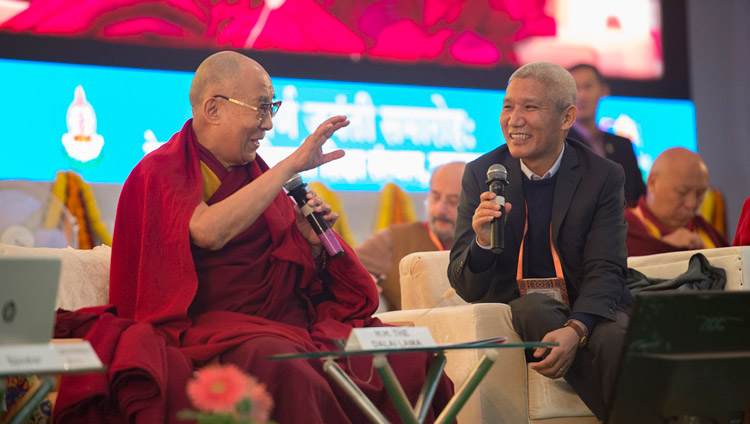 Sua Santità il Dalai Lama durante la conferenza “Mind in Indian Philosophical Schools of Thought and Modern Science” presso il Central Institute of Higher Tibetan Studies di Sarnath, Varanasi, 30 dicembre 2017. Foto di Lobsang Tsering