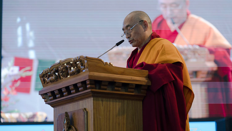 Geshe Ngawang Samten durante il discorso di benvenuto al Central Institute of Higher Tibetan Studies, in occasione della celebrazione del Giubileo d'Oro. Sarnath, 1 gennaio 2018. Foto di Tenzin Phuntsok