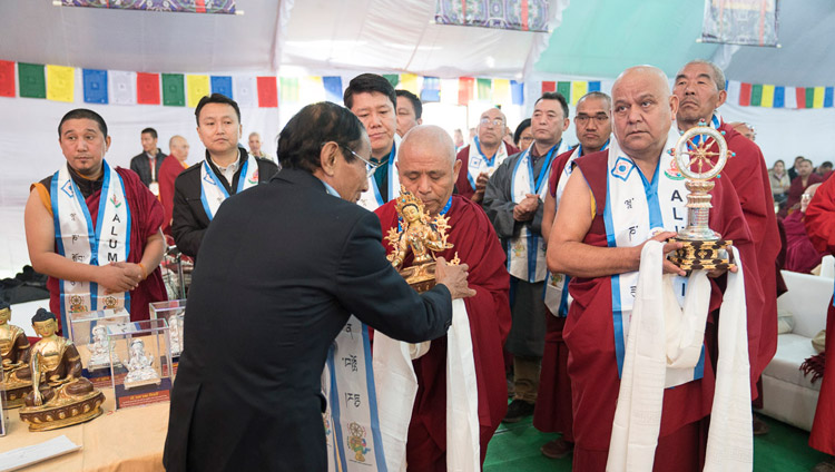 Gli ex alumni dell'Istituto offrono simboli di gratitudine agli insegnanti in pensione durante la celebrazione del Giubileo d'oro del Central Institute of Higher Tibetan Studies a Sarnath, 1 gennaio 2018. Foto di Tenzin Phuntsok