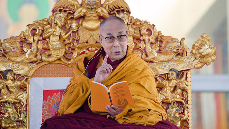 Sua Santità il Dalai Lama durante il primo giorno di insegnamenti al Kalachakra Maidan di Bodhgaya, 5 gennaio 2018. Foto di Lobsang Tsering