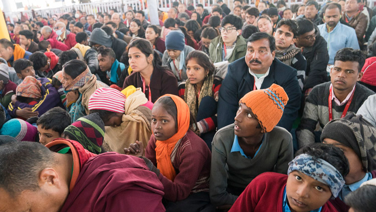 Il pubblico ascolta Sua Santità il Dalai Lama nel terzo giorno di insegnamenti a Bodhgaya, Bihar, India, 7 gennaio 2018. Foto di Lobsang Tsering