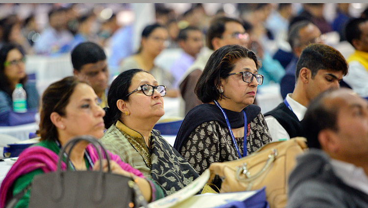 Il pubblico ascolta l'intervento di Sua Santità il Dalai Lama alla Cerimonia inaugurale del 2° Congresso Nazionale degli Insegnanti presso il campus del MAEER MIT World Peace University di Pune, Maharashtra, India, 10 gennaio 2018. Foto di Lobsang Tsering