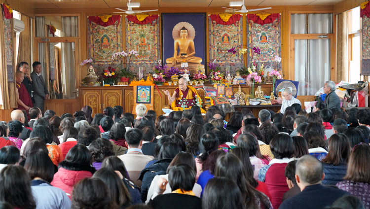 Sua Santità il Dalai Lama a colloquio con un gruppo di professionisti provenienti da Vietnam presso monastero tibetano di Bodhgaya, Bihar, India, il 17 gennaio 2018. Foto di Tenzin Choejor