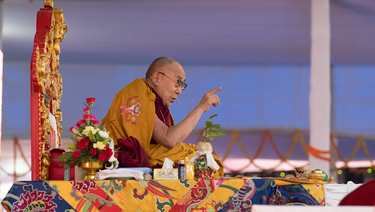 Sua Santità il Dalai Lama si rivolge ai praticanti durante l'iniziazione di Vajrabhairava Tredici Divinità a Bodhgaya, Bihar, India, il 19 gennaio 2018. Foto di Manuel Bauer
