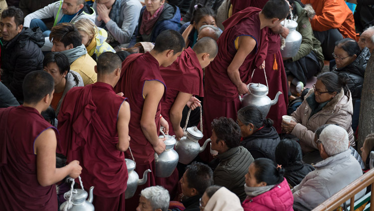 I monaci servono ai presenti il tè prima dell’inizio degli insegnamenti di Sua Santità il Dalai Lama presso il Tempio Tibetano Principale a Dharamsala, il 2 marzo 2018. Foto di Tenzin Choejor