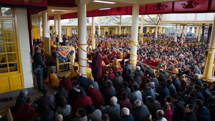 Sua Santità il Dalai Lama mentre si rivolge ai presenti presso il Tempio Tibetano Principale di Dharamsala, 2 marzo 2018. Foto di Tenzin Choejor