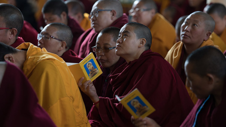 Monaci e monache ascoltano gli insegnamenti di Sua Santità il Dalai lama durante la celebrazione del Giorno dei Miracoli, presso il Tempio Tibetano Principale di Dharamsala, il 2 marzo 2018. Foto di Tenzin Choejor