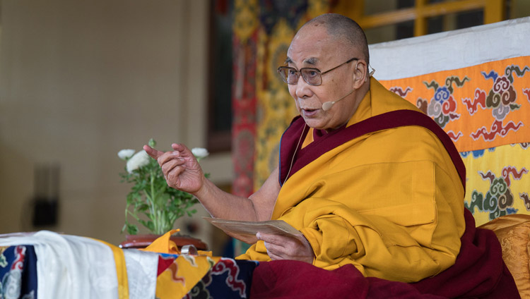 Sua Santità il Dalai Lama durante la spiegazione della Lode all’origine dipendente di Je Tzongkhapa. Tempio Tibetano Principale, Dharamsala, 2 marzo 2018. Foto di Tenzin Choejor