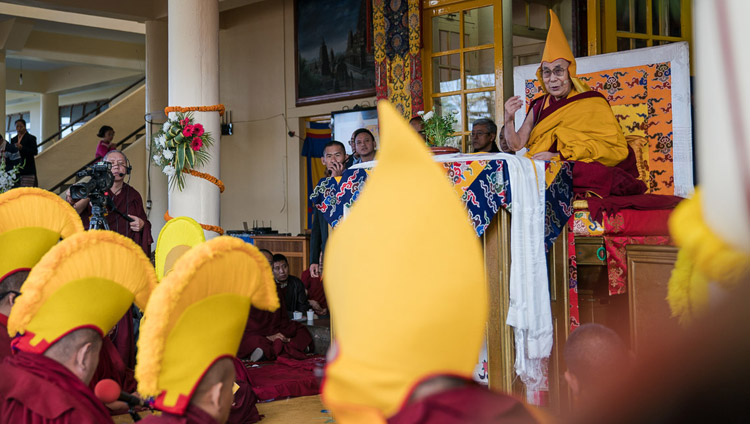 Sua Santità il Dalai Lama durante le preghiere conclusive al termine degli insegnamenti dati nel Giorno dei Miracoli presso il Tempio Tibetano Principale a Dharamsala, 2 marzo 2018. Foto di Tenzin Choejor