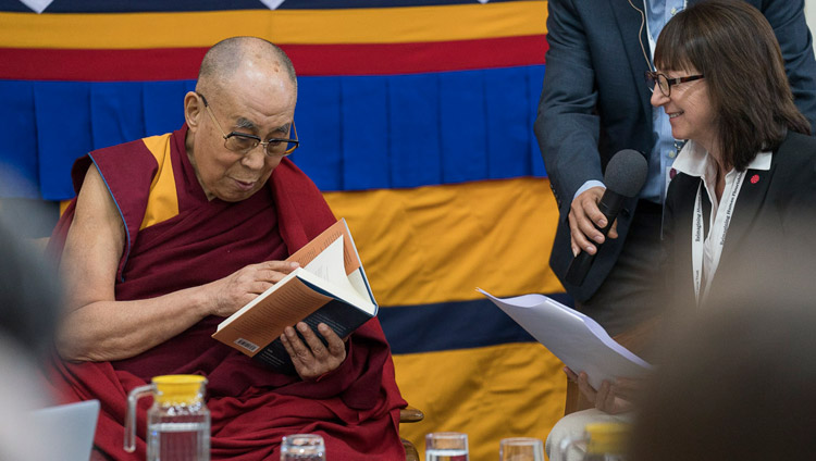 Susan Bauer-Wu, Presidente dell'Istituto Mind & Life, presenta a Sua Santità il Dalai Lama una copia de "Il Monastero e il Microscopio", il resoconto dei dialoghi che hanno avuto luogo a Mundgod nel 2013, il giorno di apertura della 33a Conferenza Mind & Life a Dharamsala, India il 12 marzo 2018. Foto di Tenzin Choejor
