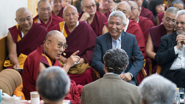 Sua Santità il Dalai ribadisce lo scopo del suo incontro con gli scienziati, il giorno di apertura della 33a Conferenza Mind & Life - Reimagining Human Flourishing - presso il Tempio Tibetano Principale di Dharamsala, India il 12 marzo 2018. Foto di Tenzin Choejor