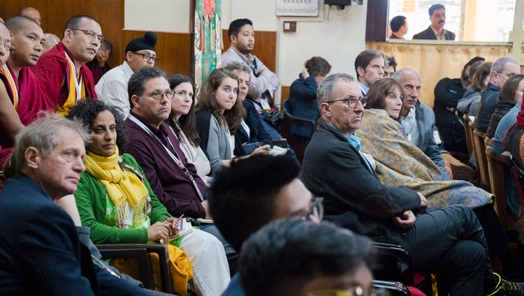 Alcuni degli oltre 300 ospiti che ascoltano Sua Santità il Dalai Lama durante il giorno di apertura della 33a Conferenza Mind & Life - Reimagining Human Flourishing - presso il Tempio Tibetano Principale di Dharamsala, India, il 12 marzo 2018. Foto di Tenzin Choejor