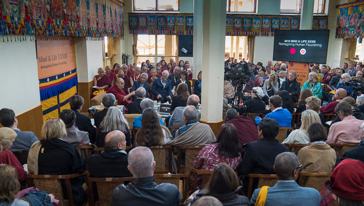 Sua Santità il Dalai Lama commenta la presentazione di Dan Goleman durante la sessione mattutina della giornata di apertura della 33a Conferenza Mind & Life, presso il Tempio Tibetano Principale di Dharamsala, India, il 12 marzo 2018. Foto di Tenzin Choejor