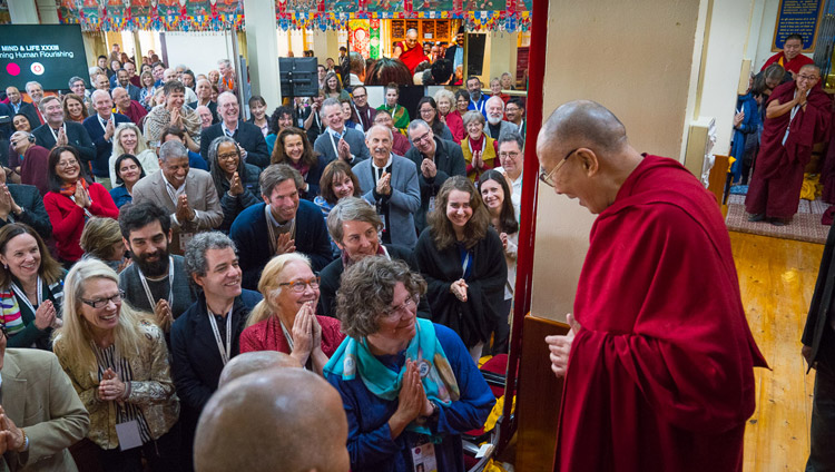 Sua Santità il Dalai Lama arriva al Tempio Tibetano Principale per la seconda giornata della 33ª Mind & Life Conference - Reimagining Human Flourishing - a Dharamsala, India, 13 marzo 2018. Foto di Tenzin Choejor