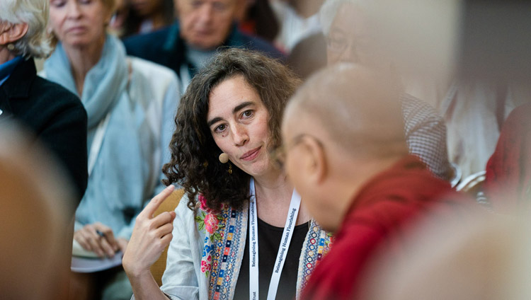 Jennifer Knox della Emory University presenta il Social Emotional and Ethical Learning (SEEL) durante il secondo giorno della 33ª Conferenza Mind & Life presso il Tempio Tibetano Principale di Dharamsala, India, il 13 marzo 2018. Foto di Tenzin Choejor