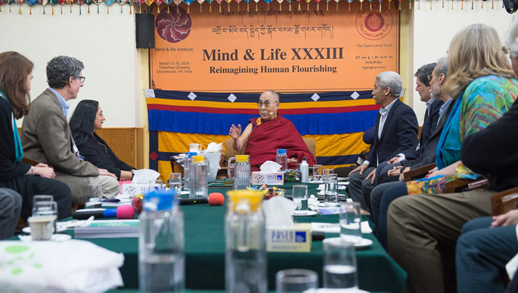 Sua Santità il Dalai Lama discute di percezione con Amish Jha durante la sua presentazione, il terzo giorno della Mind & Life Conference presso il Tempio Tibetano Principale di Dharamsala, India, 14 marzo 2018. Foto di Tenzin Phuntsok