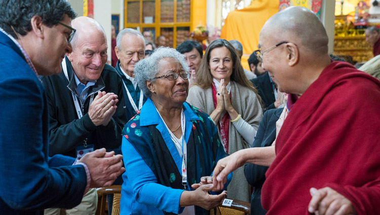 Sua Santità il Dalai Lama saluta il mentre al suo arrivo per il quarto giorno della Mind & Life Conference al Tempio Tibetano di Dharamsala,, India, 15 marzo 2018. Foto di Tenzin Choejor