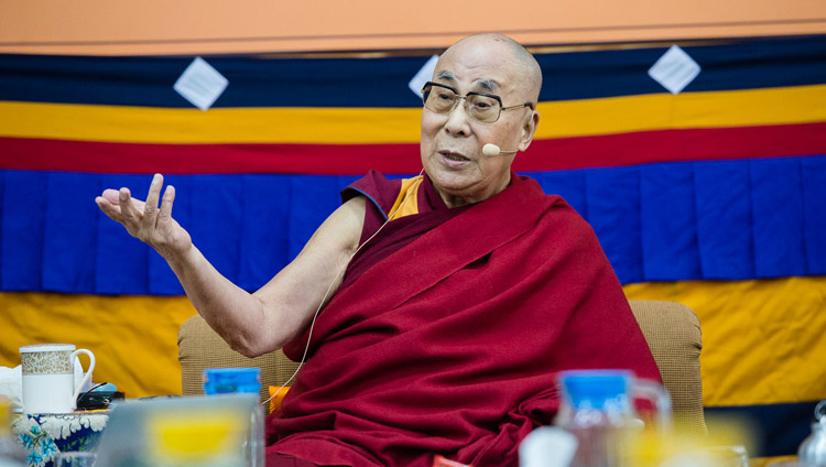 Sua Santità il Dalai Lama all'inizio del quarto giorno della Mind & Life Conference presso il Tempio Tibetano Principale a Dharamsala, India, 15 marzo 2018. Foto di Tenzin Phuntsok