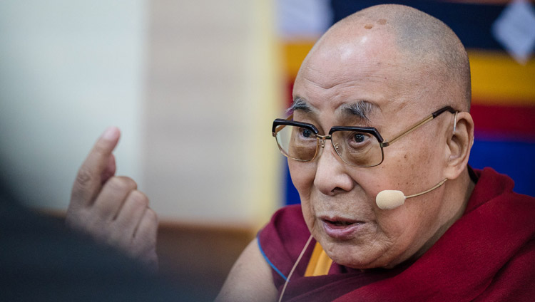 Sua Santità il Dalai Lama durante il suo intervento, il quarto giorno della Mind & Life Conference presso il Tempio Tibetano Principale di Dharamsala, India, 15 marzo 2018. Foto di Tenzin Choejor