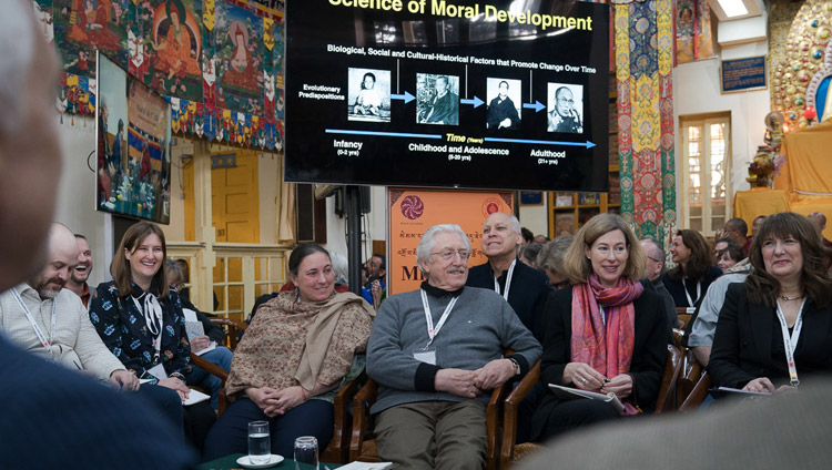 I partecipanti e gli ospiti ascoltano la presentazione di Robert Roeser, il quarto giorno della Mind & Life Conference presso il Tempio Tibetano Principale a Dharamsala, HP, India, il 15 marzo 2018. Foto di Tenzin Choejor