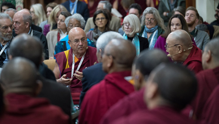 Matthieu Ricard ha discusso il ruolo della compassione nell'etica secolare durante la sua presentazione il quarto giorno della Mind & Life Conference al Tempio Tibetano Principale di Dharamsala, India, il 15 marzo 2018. Foto di Tenzin Choejor