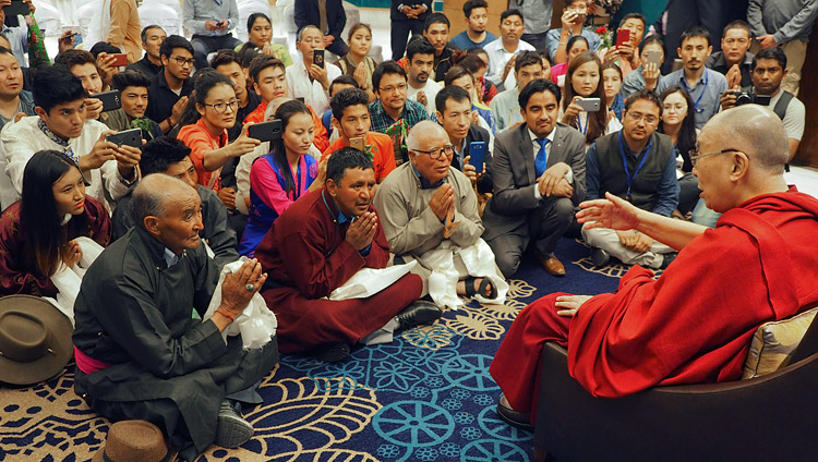 Sua Santità il Dalai Lama ha incontrato i pellegrini provenienti dal Ladakh e dallo Zanskar nel suo hotel a Jammu, India, 18 marzo 2018. Foto di Jeremy Russell