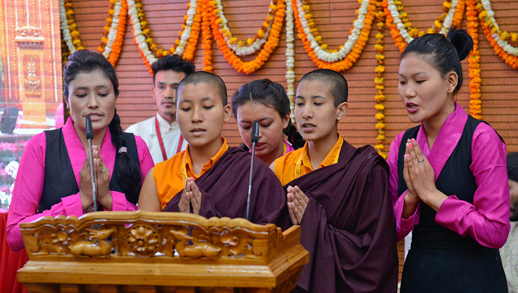 Un gruppo di studentesse e monache cantano il Mangalacharan in Sanscrito all’apertura della sessione inaugurale del 92° incontro annuale dell'Associazione delle Università Indiane al CIHTS di Sarnath, India, 19 marzo 2018. Foto di Lobsang Tsering