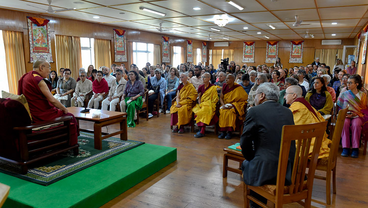 Sua Santità il Dalai Lama si rivolge ai suoi ospiti, provenienti da tutto il mondo e riuniti presso la sua residenza di Dharamsala (India), 30 marzo 2018. Foto della Venerabile Thubten Damchoe