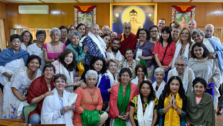 Sua Santità il Dalai Lama insieme ad alcuni dei 150 ospiti provenienti da tutto il mondo, al termine dell’udienza avvenuta presso la sua residenza di Dharamsala (India), il 30 marzo 2018. Foto della Venerabile Thubten Damchoe