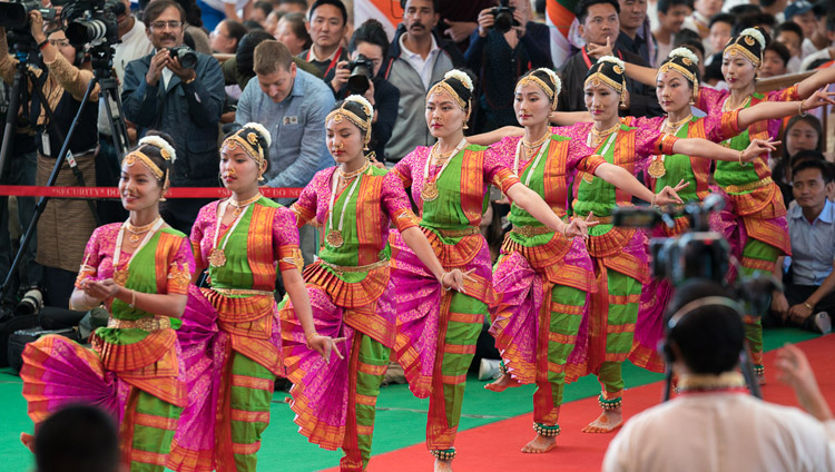Le danzatrici del TIPA durante l’esecuzione di una danza classica indiana, nel corso della celebrazione “Grazie India”, presso il Tempio Tibetano Principale di Dharamsala, India 31 marzo 2018. Foto di Tenzin Choejor