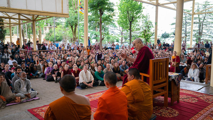 Sua Santità il Dalai Lama si rivolge alla folla di turisti provenienti da oltre 68 paesi riuniti presso il Tempio Tibetano Principale di Dharamsala, India, 16 aprile 2018. Foto di Tenzin Choejor