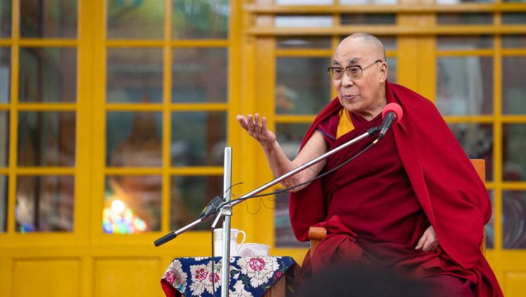 Sua Santità il Dalai Lama durante il suo discorso ai visitatori, provenienti dall'India e dall'estero, presso il Tempio Tibetano Principale di Dharamsala, India 16 aprile 2018. Foto di Tenzin Choejor