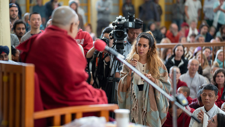 Domande e risposte con il pubblico, durante l’incontro del Dalai Lama con i visitatori provenienti dall'India e dall'estero presso il Tempio Tibetano Principale. Dharamsala, India, 16 aprile 2018. Foto di Tenzin Choejor