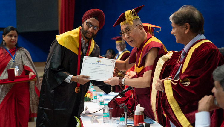 Sua Santità il Dalai Lama durante la cerimonia di laurea presso il Lal Bahadur Shastri Institute of Management di Nuova Delhi, India, 23 aprile 2018. Foto di Tenzin Choejor