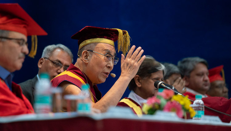 Sua Santità il Dalai Lama durante la sua prolusione in occasione della cerimonia di laurea presso il Lal Bahadur Shastri Institute of Management di Nuova Delhi, India, 23 aprile 2018. Foto di Tenzin Choejor