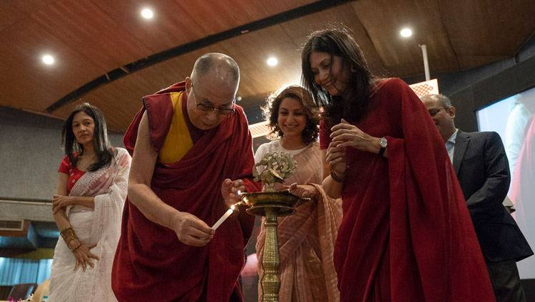 Sua Santità il Dalai Lama e le suoi ospiti hanno acceso una lampada tradizionale per aprire l'evento all'auditorium dell'Indian Institute of Technology di Nuova Delhi, 24 aprile 2018. Foto di Tenzin Choejor