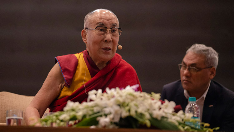 Sua Santità il Dalai Lama durante l’incontro "Felicità e una vita senza stress" all'auditorium dell’IIT di Nuova Delhi, 24 aprile 2018. Foto di Tenzin Choejor