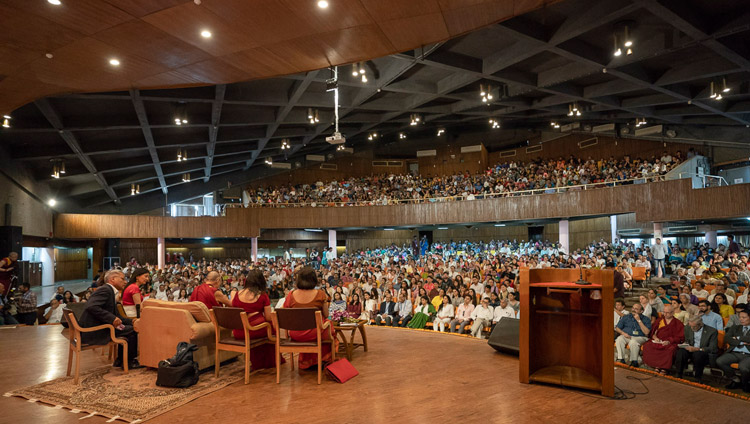 Una veduta dal palco dell'auditorium dell’IIT durante il discorso di Sua Santità il Dalai Lama sul tema "Felicità e una vita senza stress". Nuova Delhi, 24 aprile 2018. Foto di Tenzin Choejor