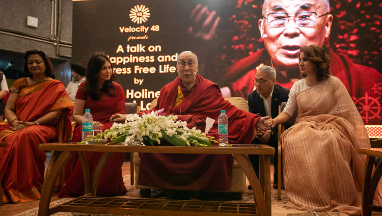 Sua Santità il Dalai Lama durante la conferenza "Felicità e una vita senza stress" all'auditorium dell’IIT di Nuova Delhi, 24 aprile 2018. Foto di Tenzin Choejor
