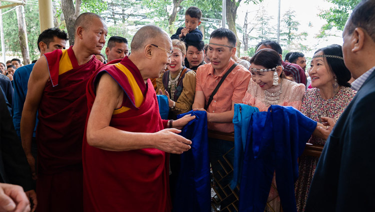 Sua Santità il Dalai Lama saluta il pubblico, nel cortile del Tempio Tibetano Principale, prima di prendere parte al dialogo tra studiosi russi e buddhisti. Dharamsala, India, 3 maggio 2018. Foto di Tenzin Choejor